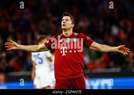 München, Deutschland. September 2021. Robert Lewandowski von Bayern München feiert seinen ersten Torschützentitel während eines UEFA Champions League-Spiels der Gruppe E in der 2. Runde zwischen Bayern München und Dynamo Kiew in der Ukraine am 29. September 2021 in München. Quelle: Philippe Ruiz/Xinhua/Alamy Live News Stockfoto