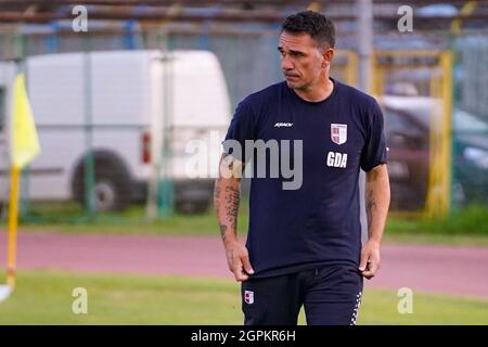 Pagani, Italien. September 2021. PAGANI, ITALIEN - 29. SEPTEMBER: Gaetano D'Agostino Trainer von Vibonese, während des Spiels der Serie C zwischen Paganese Calcio 1926 gegen Vibonese im Marcello Torre Stadium am 29. September 2021 in Pagani Italien. (Foto von Alessandro Barone/Pacific Press) Quelle: Pacific Press Media Production Corp./Alamy Live News Stockfoto