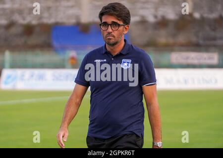 Pagani, Italien. September 2021. PAGANI, ITALIEN - 29. SEPTEMBER: Gianluca Grassadonia Trainer von Paganese Calcio 1926, während des Serie C Spiels zwischen Paganese Calcio 1926 gegen Vibonese im Marcello Torre Stadium am 29. September 2021 in Pagani Italien. (Foto von Alessandro Barone/Pacific Press) Quelle: Pacific Press Media Production Corp./Alamy Live News Stockfoto