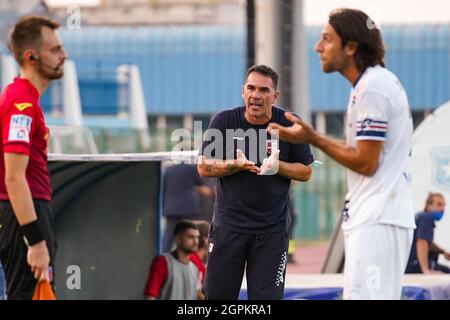 Pagani, Italien. September 2021. PAGANI, ITALIEN - 29. SEPTEMBER: Gaetano D'Agostino Trainer von Vibonese, während des Spiels der Serie C zwischen Paganese Calcio 1926 gegen Vibonese im Marcello Torre Stadium am 29. September 2021 in Pagani Italien. (Foto von Alessandro Barone/Pacific Press) Quelle: Pacific Press Media Production Corp./Alamy Live News Stockfoto