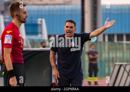 Pagani, Italien. September 2021. PAGANI, ITALIEN - 29. SEPTEMBER: Gaetano D'Agostino Trainer von Vibonese, während des Spiels der Serie C zwischen Paganese Calcio 1926 gegen Vibonese im Marcello Torre Stadium am 29. September 2021 in Pagani Italien. (Foto von Alessandro Barone/Pacific Press) Quelle: Pacific Press Media Production Corp./Alamy Live News Stockfoto