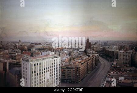 LOPEZ GARCIA , ANTONIO. PINTOR ESPAÑOL . TOMELLOSO 1936-. ' MADRID DESDE TORRES BLANCAS ' AÑO 1976 - 82. COLECCION-SONDERPRÜFUNG. MADRID PINTADO. ATENCION: AUTOR CONTEMPORANEO SUJETO A COPYRIGHT ©. EL CLIENTE FINAL ES RESPONSABLE DE LA GESTION DE LOS DERECHOS DE AUTOR CON LAS SOCIEDADES EXISTENTES DE GESTION DE DERECHOS O DIRECTAMENTE CON LOS ORGANISMOS TITULARES DE LOS MISMOS. Stockfoto