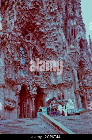 Sagrada Familia (Natiivity Fassade): Platzierung der Gruppe der Anbetung der Hirten, 12-01-1981. Stockfoto