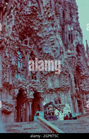 Sagrada Familia (Natiivity Fassade): Platzierung der Gruppe der Anbetung der Hirten, 12-01-1981. AUTOR: JOAQUIM ROS BOFARULL. Stockfoto