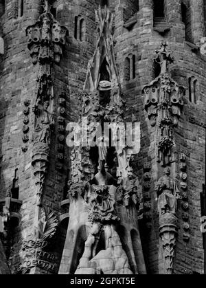 Sagrada Familia (Krippenfassade): Der Portikus des Glaubens mit der Unbefleckten Empfängnis, der sich in einem Tiegel aus drei Rohren befindet, die die Heilige Dreifaltigkeit repräsentieren, und auf dem Gipfel befindet sich die Hand mit dem Auge, die alles als Symbol der göttlichen Vorsehung sieht, 1934. AUTOR: JOAN MATAMALA FLOTATS. Stockfoto