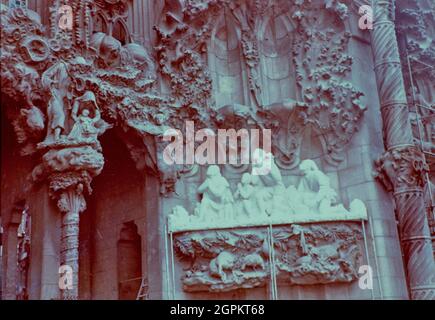 Sagrada Familia (Natiivity Fassade): Platzierung der Gruppe der Anbetung der Hirten, 12-01-1981. AUTOR: JOAQUIM ROS BOFARULL. Stockfoto