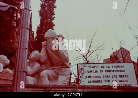 Sagrada Familia (Natiivity Fassade): Platzierung der Gruppe der Anbetung der Hirten, 12-01-1981. Stockfoto