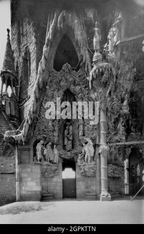 Sagrada Familia (Krippenfassade): Portikus der Hoffnung, 1920. AUTOR: GAUDI, ANTONI (1852-1926); MANI ROIG, CARLES; MATAMALA LLORENÇ. Stockfoto