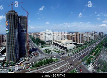 PLAZA DE LIMA CON EL PALACIO DE CONGRESOS Y LA TORRE EUROPA EN CONSTRUCCION - FOTO AÑOS 80. Lage: AUSSEN. MADRID. SPANIEN. Stockfoto