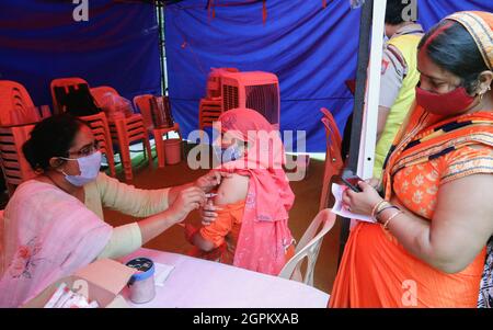 Neu-Delhi, Indien. September 2021. Ein Mitarbeiter im Gesundheitswesen verabreichte einem Bewohner des Anna Nagar Slum-Clusters eine Dosis des Covaxin Covid-19-Impfstoffs. Das Gesundheitsministerium der Union sagte, dass die kumulative Anzahl der verabreichten Covid-19-Impfdosen im ganzen Land 86 Crore-Dosen beträgt, wobei am Montag, dem 29. September 2021, über 1 Crore der Covid-19-Impfdosen verabreicht wurde. Kredit: SOPA Images Limited/Alamy Live Nachrichten Stockfoto