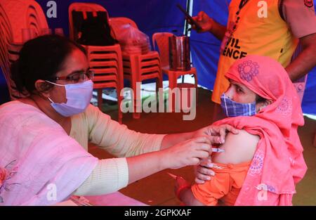 Neu-Delhi, Indien. September 2021. Ein Mitarbeiter im Gesundheitswesen verabreichte einem Bewohner des Anna Nagar Slum-Clusters eine Dosis des Covaxin Covid-19-Impfstoffs. Das Gesundheitsministerium der Union sagte, dass die kumulative Anzahl der verabreichten Covid-19-Impfdosen im ganzen Land 86 Crore-Dosen beträgt, wobei am Montag, dem 29. September 2021, über 1 Crore der Covid-19-Impfdosen verabreicht wurde. Kredit: SOPA Images Limited/Alamy Live Nachrichten Stockfoto