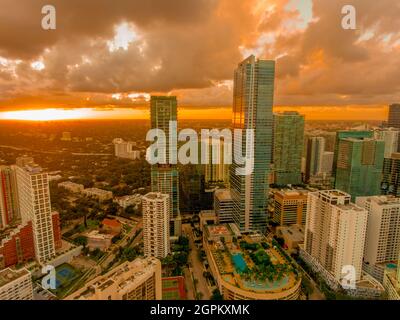 Luftaufnahme des Sonnenuntergangs vom Brickell-Viertel in Miami, Florida mit erstaunlichen Wolken und urbaner Landschaft Stockfoto