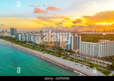 Wunderschöne Luftaufnahme des Sonnenuntergangs in Miami Beach, Florida von einer Drohne aus Stockfoto