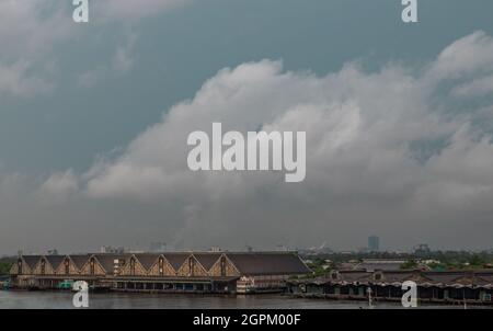 Bangkok, Thailand - 17 Jun 2020 : Hafengebäude und traditionelle Lagerhäuser am Flussufer des Chao phraya. Stockfoto