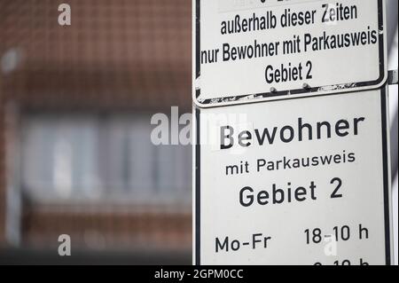 28. September 2021, Baden-Württemberg, Tübingen: Ein Schild in der Innenstadt weist auf einen Parkplatz für Anwohner hin. Am 30. September wird der Tübinger stadtrat über die Erhöhung der Parkgebühren der Anwohner diskutieren. Foto: Marijan Murat/dpa Stockfoto