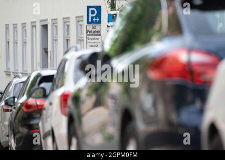 28. September 2021, Baden-Württemberg, Tübingen: Ein Schild in der Innenstadt weist auf einen Parkplatz für Anwohner hin. Am 30. September wird der Tübinger stadtrat über die Erhöhung der Parkgebühren der Anwohner diskutieren. Foto: Marijan Murat/dpa Stockfoto