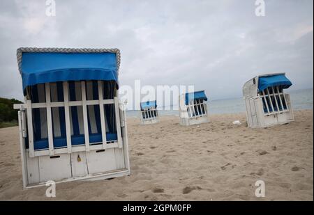 Timmendorfer Strand, Deutschland. September 2021. An einem Strandabschnitt in Timmendorfer Strand sind nur noch wenige Liegen vorhanden. Die Strandliegen-Saison an der Schleswig-holsteinischen Ostseeküste geht zu Ende. Quelle: Christian Charisius/dpa/Alamy Live News Stockfoto