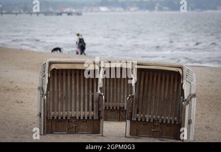 Timmendorfer Strand, Deutschland. September 2021. An einem Strandabschnitt in Timmendorfer Strand sind nur noch wenige Liegen vorhanden. Die Strandliegen-Saison an der Schleswig-holsteinischen Ostseeküste geht zu Ende. Quelle: Christian Charisius/dpa/Alamy Live News Stockfoto