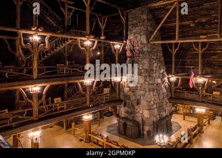 Die Inneneinrichtung der historischen Old Faithful Inn-Hotellobby. Yellowstone-Nationalpark, Wyoming, USA. Stockfoto