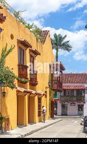 Republikanische Architektur in der Calle Cochrea del Hobo, Barrio San Diego, Cartagena de Indias, Kolumbien. Stockfoto