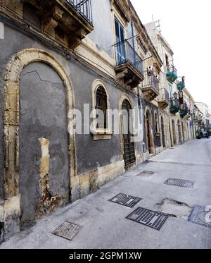 Wandern zwischen den schönen alten Gebäuden auf den engen Gassen der Insel Ortygia in Syrakus, Sizilien, Italien. Stockfoto