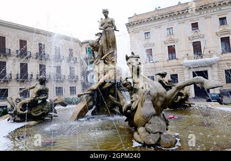 Diana-Brunnen auf der Piazza Archimede in Syrakus, Sizilien, Italien. Stockfoto