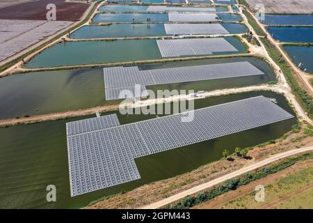 Schwimmende Sonnenkollektoren in einem großen Wasserreservoir, Luftansicht. Stockfoto