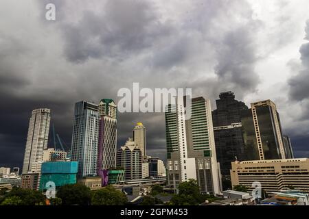 Bangkok, Thailand - Aug 13, 2020 : Dunkle Sturmwolken vor Regen von Bangkok City mit District Office Gebäude und Zentrum für Business am Abend. Stockfoto