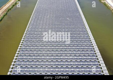 Schwimmende Sonnenkollektoren in einem großen Wasserreservoir, Luftansicht. Stockfoto