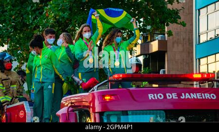 Nitreói, Rio de Janeiro, Brasilien - 6. August 2021: Olympiasiegerinnen im Segelsport 49erFX Martine Grael und Kahena Kunze fahren im offenen Auto durch Thei Stockfoto