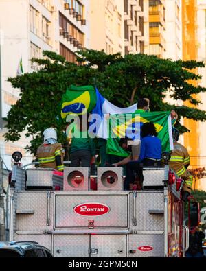 Nitreói, Rio de Janeiro, Brasilien - 6. August 2021: Olympiasiegerinnen im Segelsport 49erFX Martine Grael und Kahena Kunze fahren im offenen Auto durch Thei Stockfoto