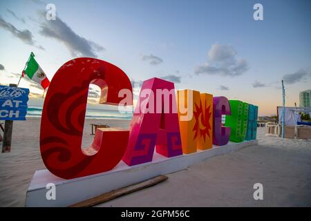 Bunte Cancun Briefe am Strand in Cancun, Quintana Roo QR, Mexiko. Stockfoto