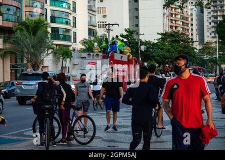 Nitreói, Rio de Janeiro, Brasilien - 6. August 2021: Olympiasiegerinnen im Segelsport 49erFX Martine Grael und Kahena Kunze fahren im offenen Auto durch Thei Stockfoto