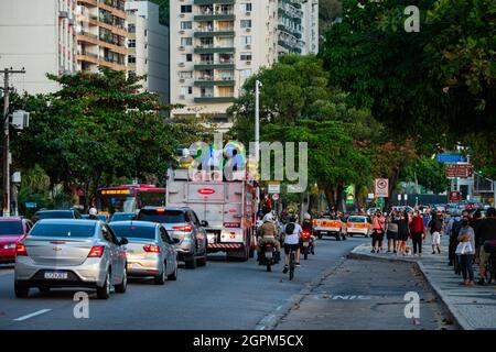 Nitreói, Rio de Janeiro, Brasilien - 6. August 2021: Olympiasiegerinnen im Segelsport 49erFX Martine Grael und Kahena Kunze fahren im offenen Auto durch Thei Stockfoto