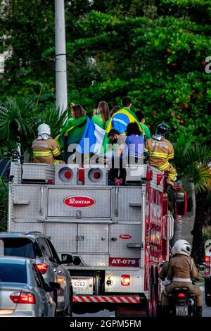 Nitreói, Rio de Janeiro, Brasilien - 6. August 2021: Olympiasiegerinnen im Segelsport 49erFX Martine Grael und Kahena Kunze fahren im offenen Auto durch Thei Stockfoto