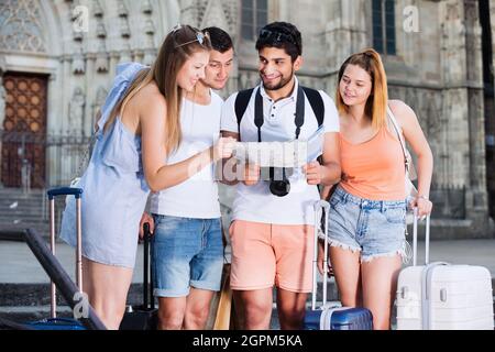 Reisende mit Papierkarte in der Stadt Stockfoto