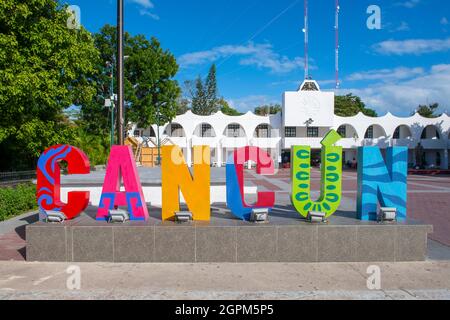 Bunte Cancun Briefe am Palacio Municipal (Rathaus) plaza auf der Avenida Tulum in der Innenstadt von Cancun, Quintana Roo QR, Mexiko. Stockfoto