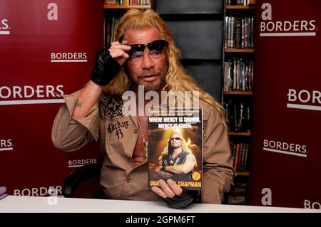 Manchester, Vereinigte Staaten Von Amerika. März 2010. NEW YORK - MÄRZ 19: Die Medienpersönlichkeit Duane Chapman (rechts), in den Medien als "Dog the Bounty Hunter" bekannt, wird von seiner Frau Beth Chapman begleitet, als er am 19. März 2010 in New York City sein Buch "When Mercy is shown, Mercy is given" an der Borders Wall Street wirbt. Personen: Duane Chapman Kredit: Storms Media Group/Alamy Live News Stockfoto