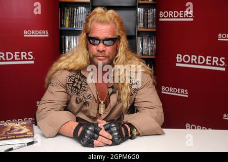 Manchester, Vereinigte Staaten Von Amerika. März 2010. NEW YORK - MÄRZ 19: Die Medienpersönlichkeit Duane Chapman (rechts), in den Medien als "Dog the Bounty Hunter" bekannt, wird von seiner Frau Beth Chapman begleitet, als er am 19. März 2010 in New York City sein Buch "When Mercy is shown, Mercy is given" an der Borders Wall Street wirbt. Personen: Duane Chapman Kredit: Storms Media Group/Alamy Live News Stockfoto