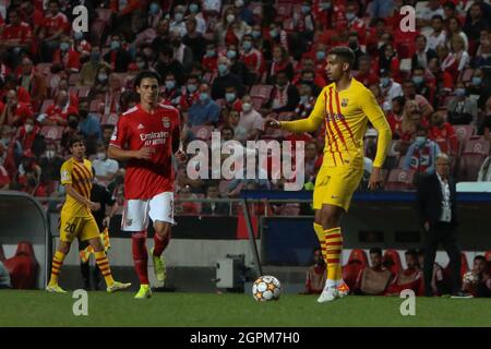 Darwin Núñez von Benfica und Ronald Araújo vom FC Barcelone während des UEFA Champions League-, Gruppen-, Gruppen-E-Fußballspiels zwischen SL Benfica und dem FC Barcelona am 29. September 2021 im Stade de Luz, Lissabon, Portugal. Foto von Laurent Lairys/ABACAPRESS.COM Stockfoto