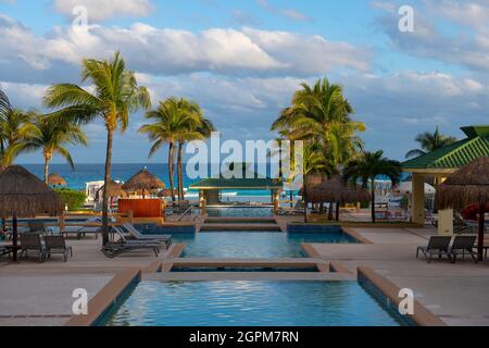 Iberostar Selection Cancun Hotel Outdoor Swimmingpool mit Strand und Meer im Hintergrund in Hotel Zone, Cancun, Quintana Roo QR, Mexiko. Stockfoto