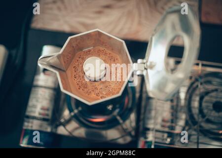 Brauen von schwarzem Moka-Kaffee mit der Moka-Kaffeemaschine und Kochen auf dem Herd. Stockfoto