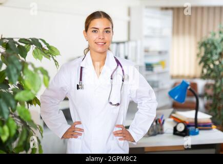 Porträt einer jungen Ärztin, die im Büro eines Wohnsitzes steht Stockfoto