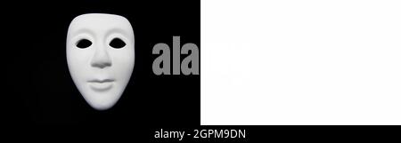 Weißes Maskenbanner auf schwarzem Hintergrund isoliert. Webbanner mit Platz für Text Stockfoto