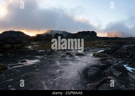 Landschaft aus dunklen Steinen im Morgengrauen Stockfoto