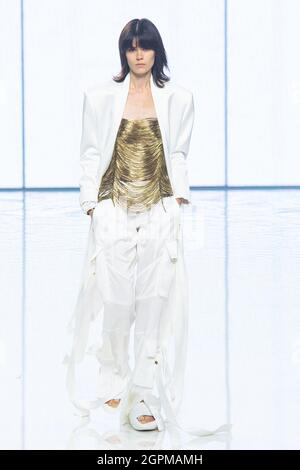 Paris, Frankreich. September 2021. Ein Model geht während des Balmain Festivals im Rahmen der Paris Fashion Week Womenswear Spring/Summer 2022 auf der La seine Musicale am 29. September 2021 in Boulogne-Billancourt, Frankreich, auf die Piste. Foto von Laurent Zabulon/ABACAPRESS.COM Quelle: Abaca Press/Alamy Live News Stockfoto