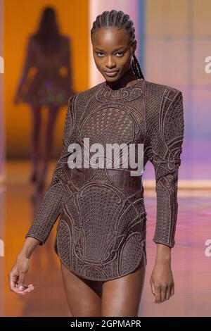 Paris, Frankreich. September 2021. Ein Model geht während des Balmain Festivals im Rahmen der Paris Fashion Week Womenswear Spring/Summer 2022 auf der La seine Musicale am 29. September 2021 in Boulogne-Billancourt, Frankreich, auf die Piste. Foto von Laurent Zabulon/ABACAPRESS.COM Quelle: Abaca Press/Alamy Live News Stockfoto