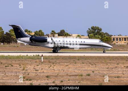 Air Hamburg Embraer Legacy 650 (EMB-135BJ) (REG: D-AZUR) Schub nach der Landung rückwärts. Stockfoto