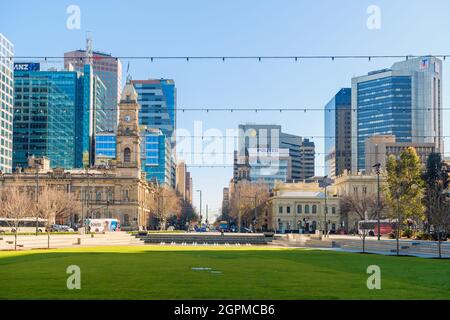 Adelaide, Südaustralien - 13. August 2019: Victoria Square in Adelaide CBD an einem hellen Tag in Richtung Norden gesehen Stockfoto