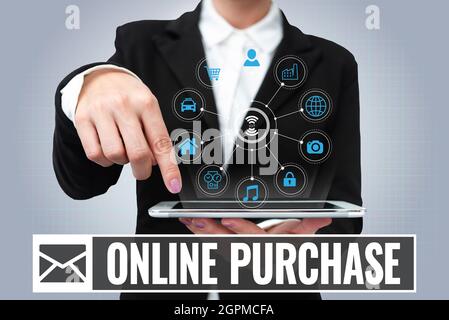 Textunterschrift mit Darstellung des Online-Kaufes. Internet-Konzept kauft elektronischen Handel Waren aus über das Internet Lady Uniform stehend Tablet Hand Stockfoto